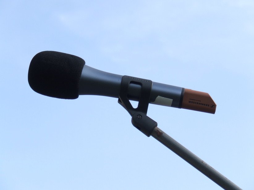 Jak radzić sobie z mikrofonami na scenie? 